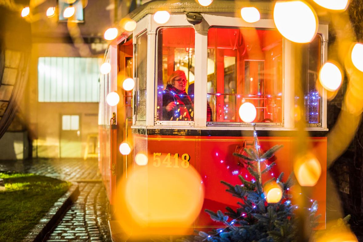 eine weihnachtlich beleuchtete alte Straßenbahn