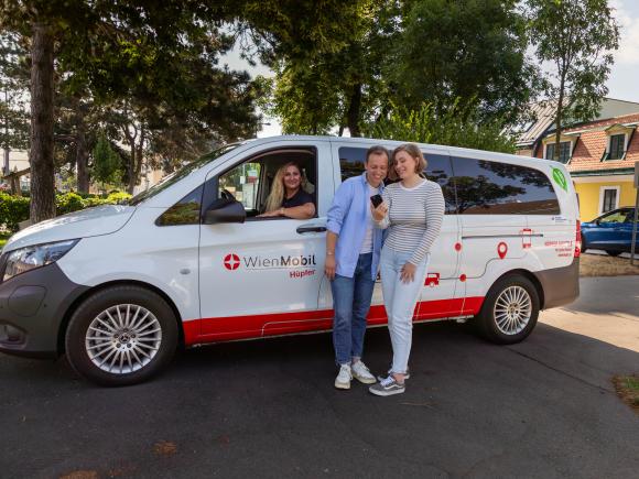 der elektrische rollstuhlgerechte Elektrokleinbus WienMobil Hüpfer mit Lenkerin und zwei Fahrgästen