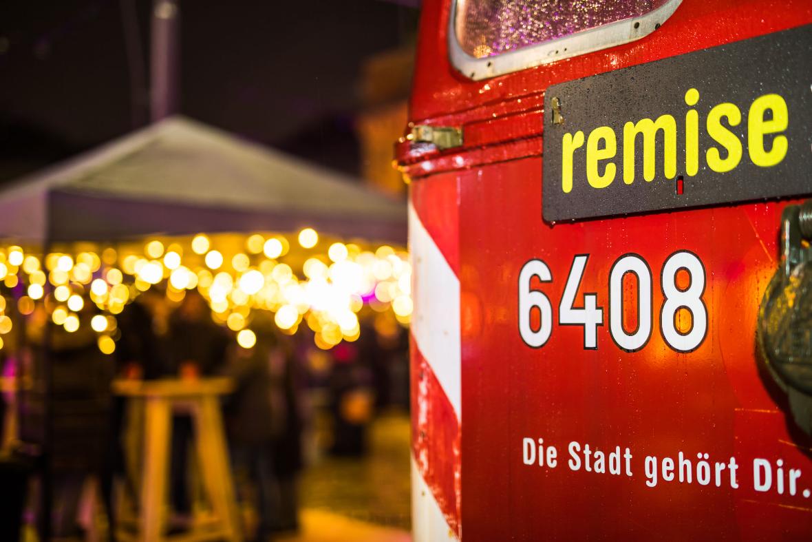 a railway vehicle with a sign saying Remise the number 6408 and the text "Die Stadt gehört Dir"