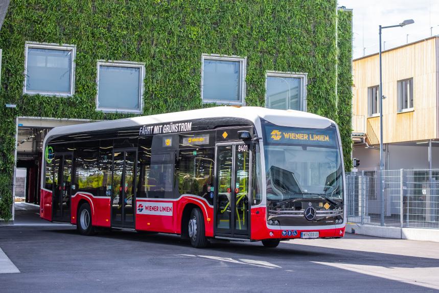 Wiener Linien Bus steht vor begrünter Fassade