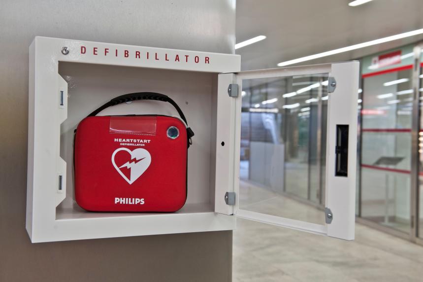 Defibrillator in einer Ubahnstation