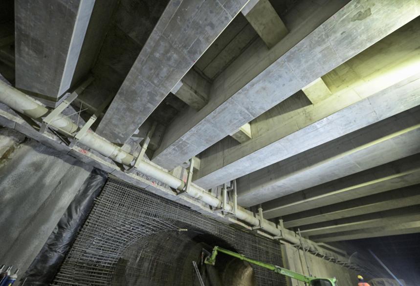 Querverstrebungen aus Stahlbeton sogenannte Tunnelträger in einem U-Bahn-Tunnel