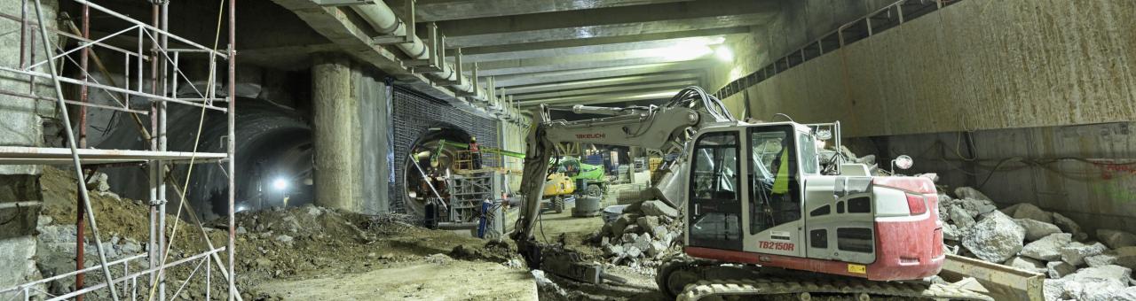 Bauarbeiten in einem U-Bahn-Tunnel man sieht die Tunnelträger als Querverstrebungen unter der Tunneldecke