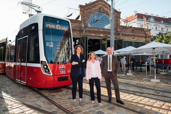 Speaker der ÖBB, Wiener Linien und Wien Tourismus vor Flexity Straßenbahn mit Verkehrsmuseum Remise im Hintergrund