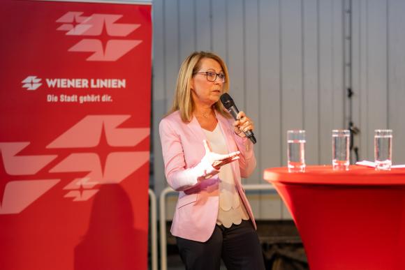 Alexandra Reinagl, vorsitzende Geschäftsführerin der Wiener Linien, spricht auf der Bühne