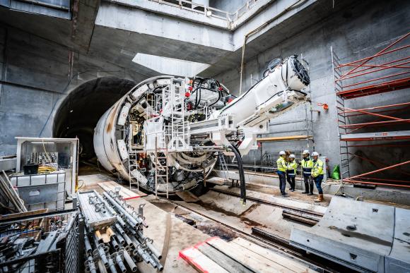 die Tunnelvortriebsmaschine wird im Tunnel am Matzleinsdorfer Platz zusammengesetzt