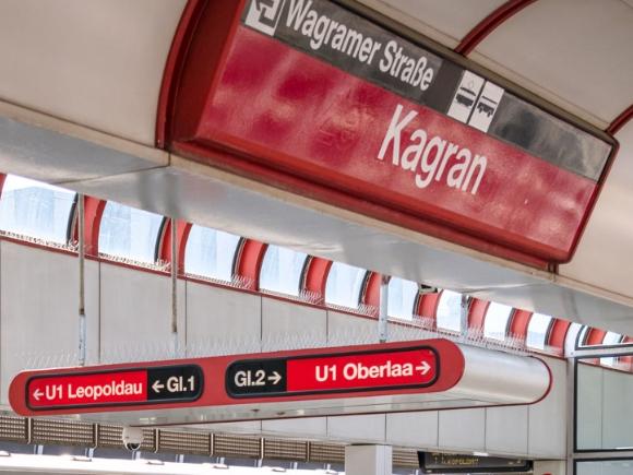 Stationsschild Kagran am Bahnsteig der U1