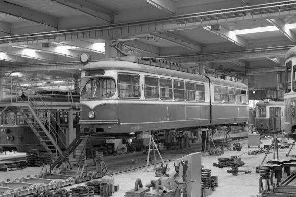 Schwarz-Weiß-Aufnahme aus 1974: Alte Straßenbahnen der Wiener Linien in der Hauptwerkstätte Simmering