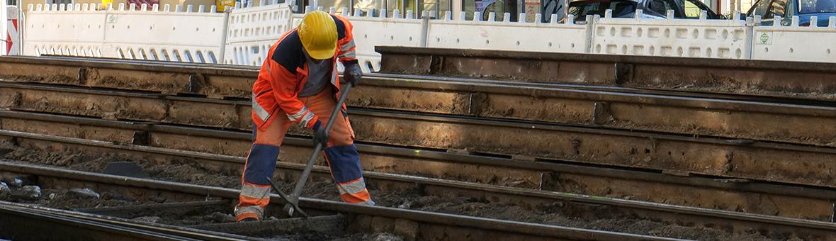 ein Bauarbeiter auf der Gleisbaustelle in der Wiedner Hauptstraße