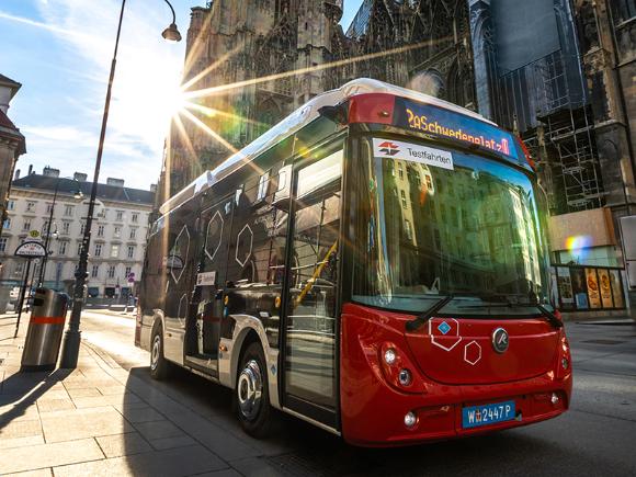 Batterie-Wasserstoff-Bus von Rampini im Testbetrieb vor dem Wiener Stephansdom