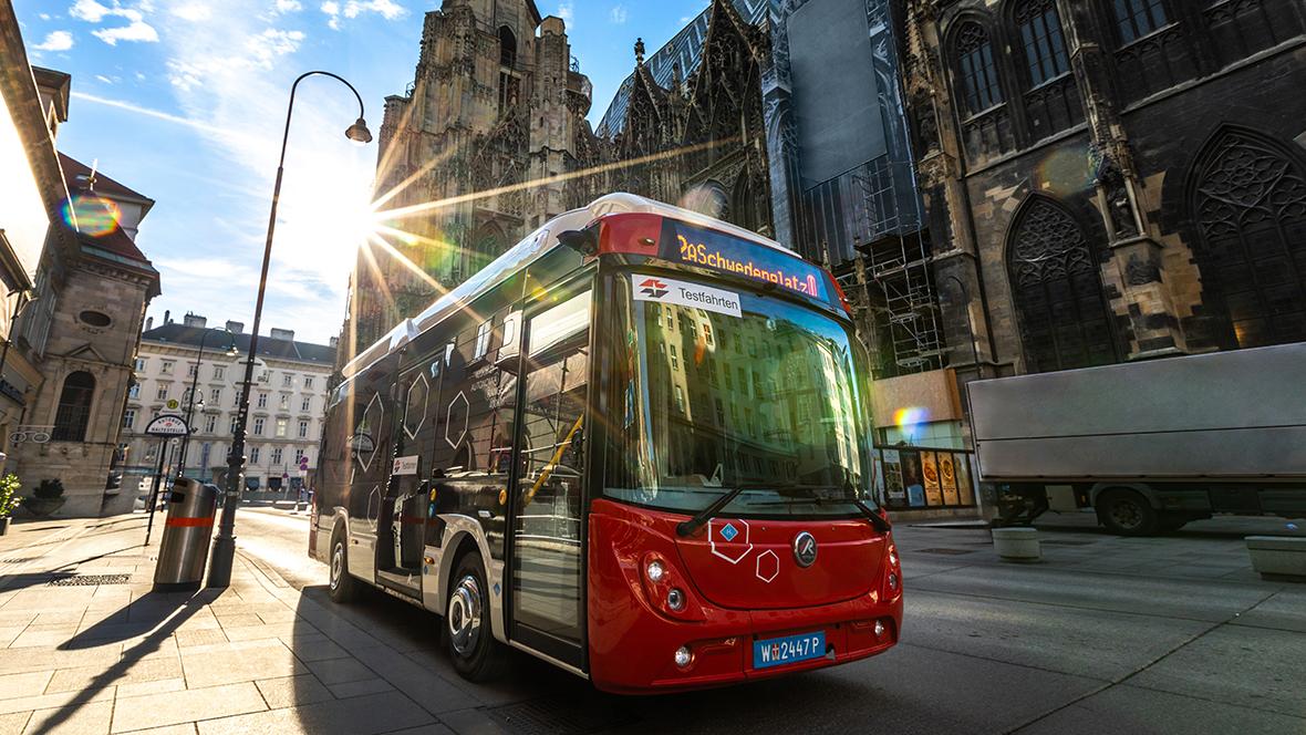 Batterie-Wasserstoff-Bus von Rampini im Testbetrieb vor dem Wiener Stephansdom