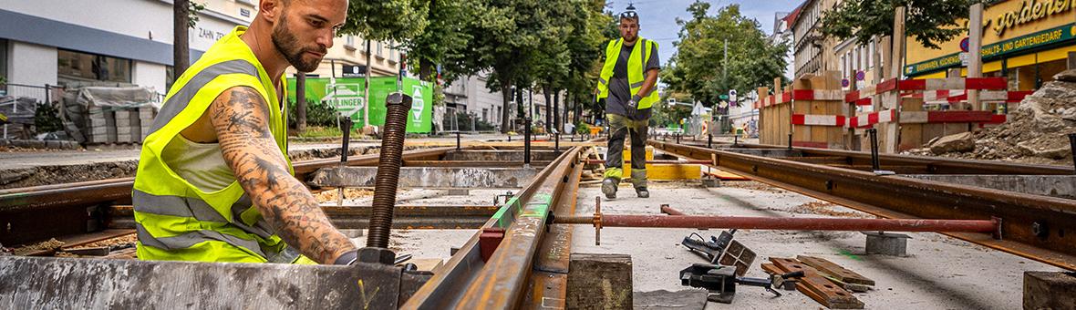 zwei Bauarbeiter auf der Gleisbaustelle in der Wiedner Hauptstraße