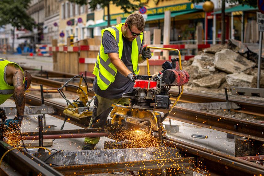 Gleisbauarbeiter bauen bei Nacht neue Schienen ein