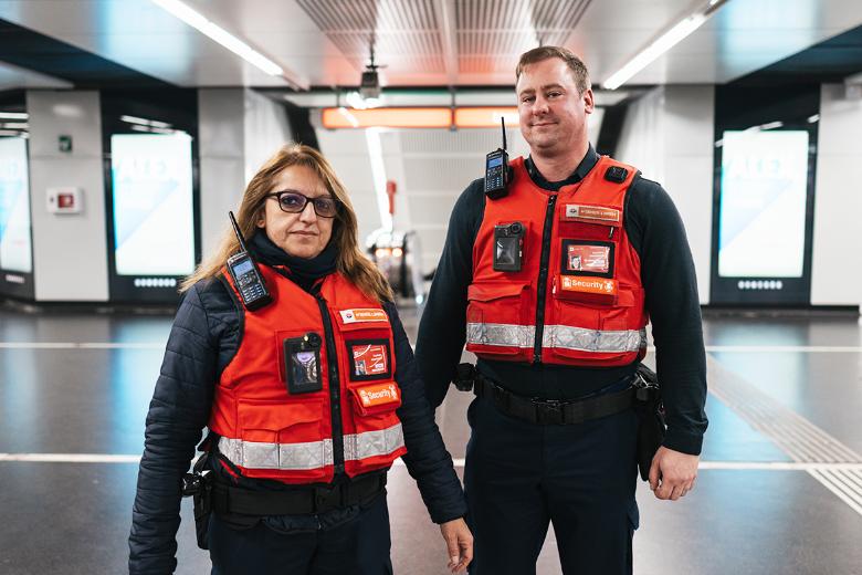 zwei Mitarbeiterinnen des Wiener Linien Sicherheitsdienstes mit Funkgeräten und Sicherheitswesten