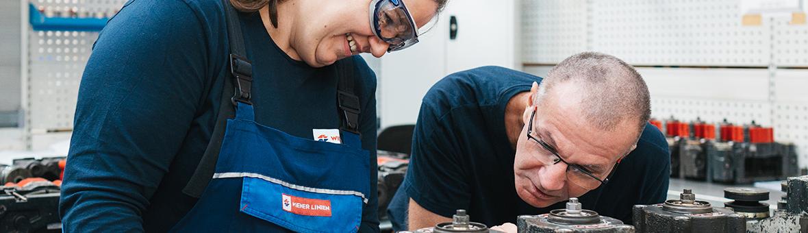 two skilled workers in a Wiener Linien workshop