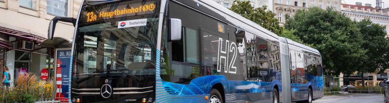 Batterie-Wasserstoff-Gelenkbus steht in der Busstation