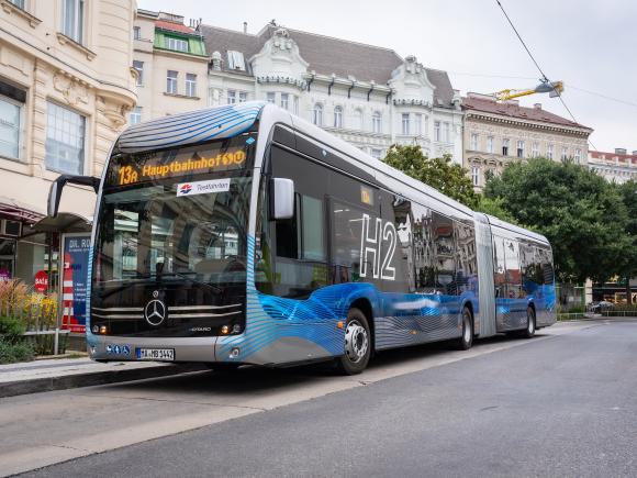 Batterie-Wasserstoff-Gelenkbus steht in der Busstation