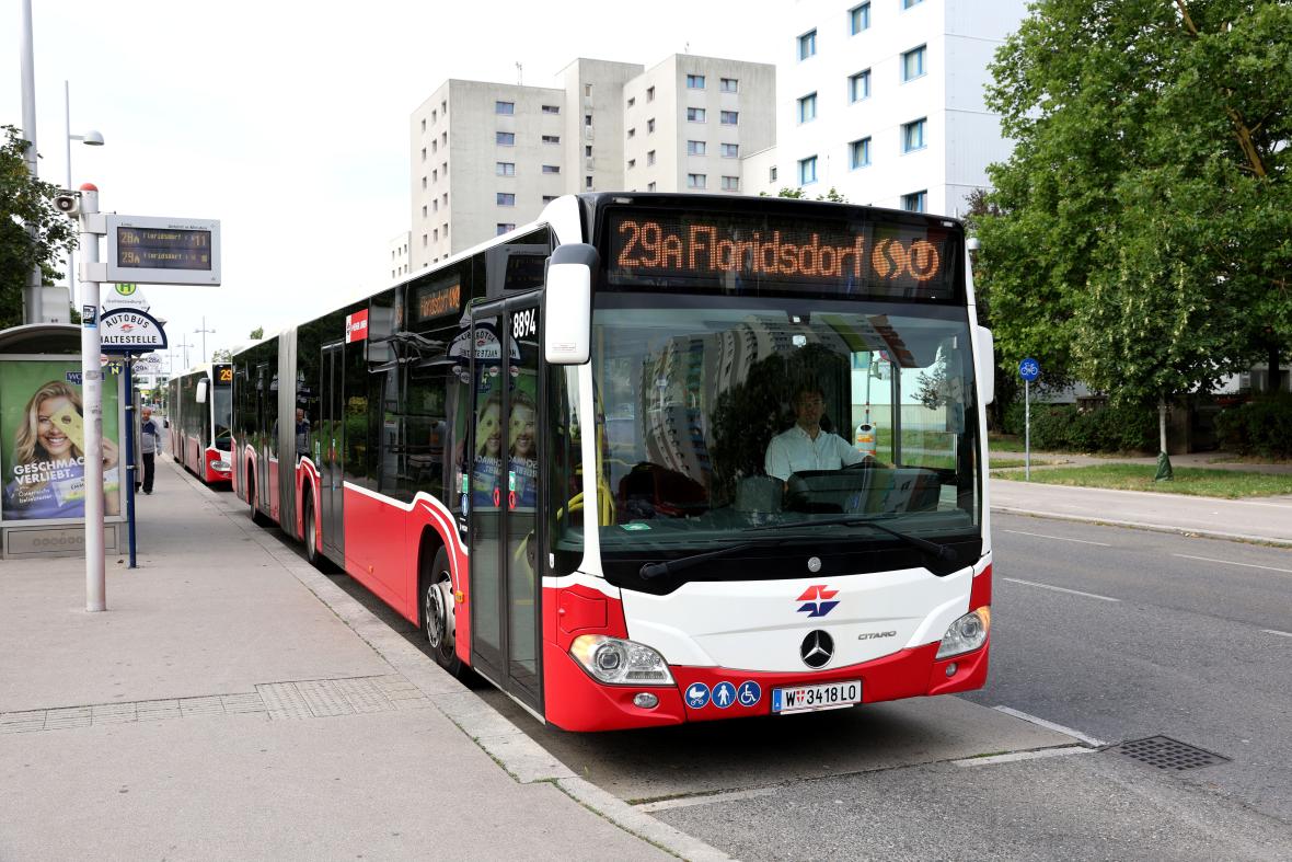 Gelenkbus der Linie 29A mit dem Ziel Floridsdorf