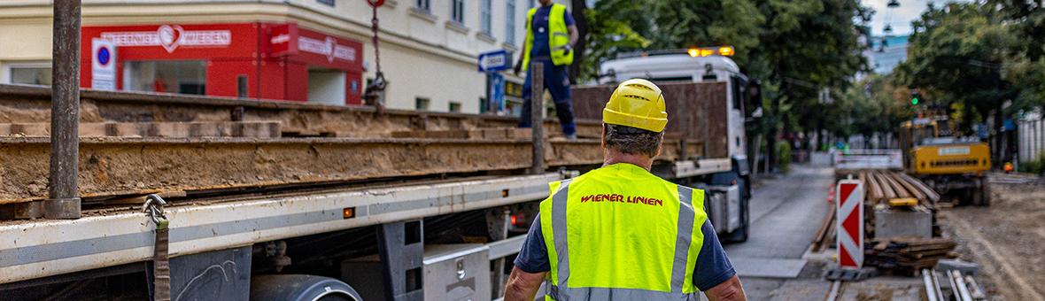 ein Bagger und Bauarbeiter auf der Gleisbaustelle Wiedner Hauptstraße