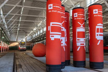 Eine ULF Straßenbahn beim Bimbowling am Bahnhof Gürtel