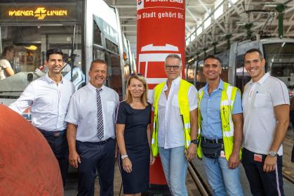 Alexandra Reinagl (Mitte) ist stolz auf ihr Team Straßenbahn 