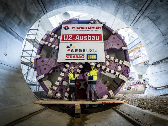 Technische Geschäftsführerin Gudrun Senk und Stadtrat Peter Hanke vor der U2-Tunnelvortriebsmaschine 