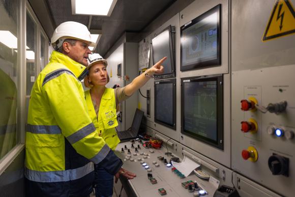 Öffi-Stadtrat Peter Hanke und technische Geschäftsführerin Gudrun Senk im Steuerstand der Tunnelvortriebsmaschine