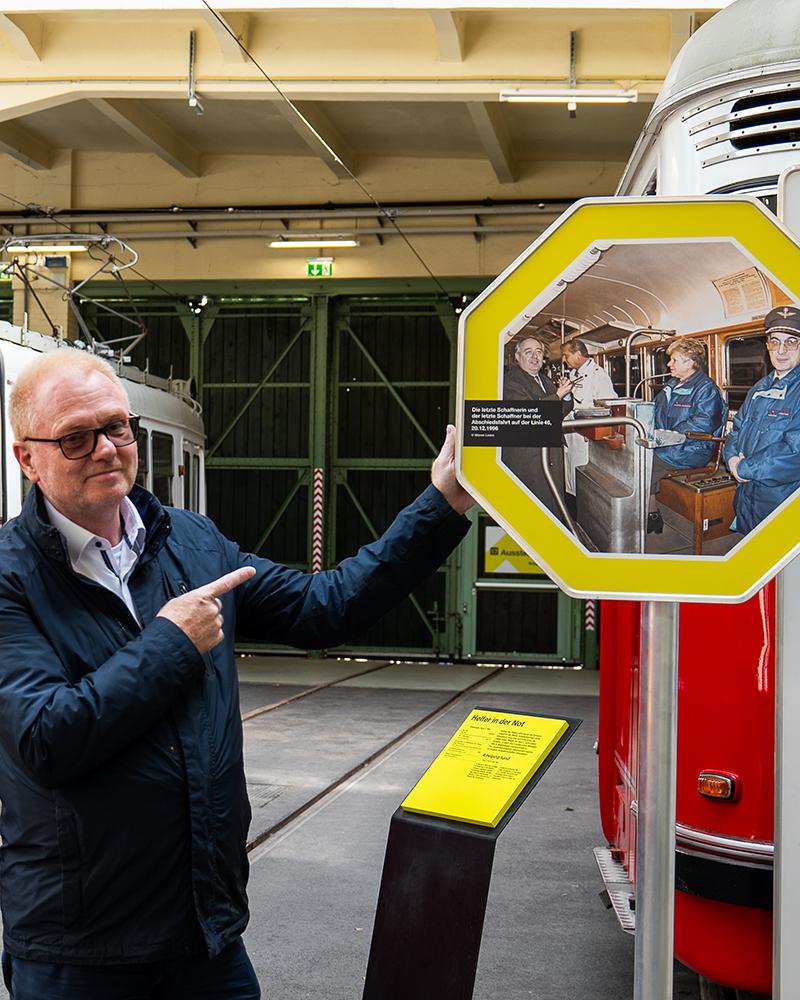 Museumsleiter Hans Baierl in der Sonderausstellung im Verkehrsmuseum Remise