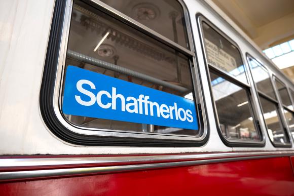 Aufschrift schaffnerlos auf einer historischen Straßenbahn 