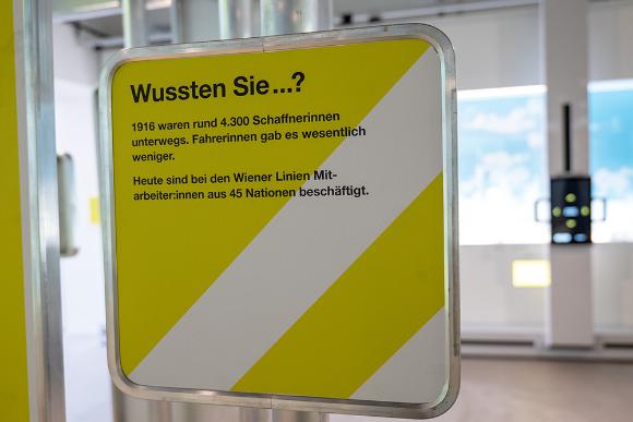 Ausstellungsschild mit Erklärtext über die Schaffner*innen der Wiener Linien