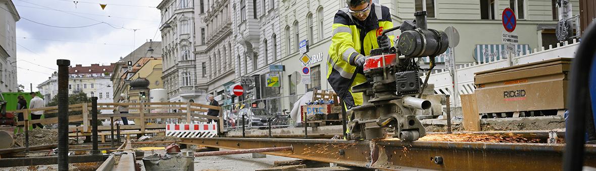 Gleisbauarbeiter tauschen Schienen und Weichen auf der U4