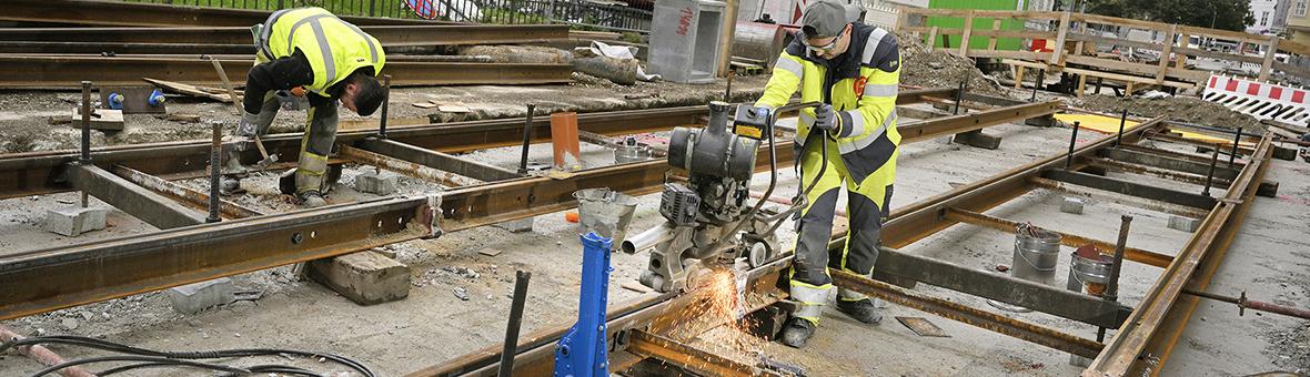 Bauarbeiter auf der Gleisbaustelle Wiedner Hauptstraße