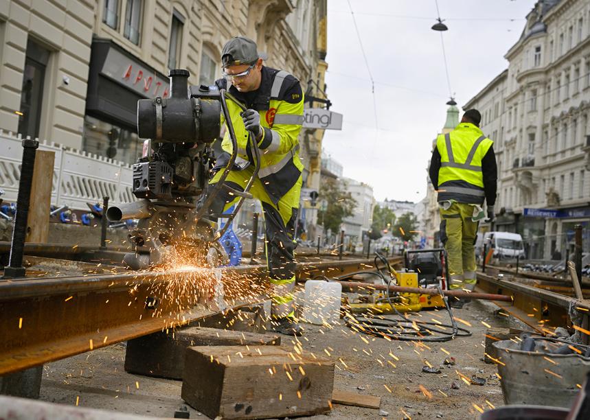 Gleisbauarbeiter bauen auf der Wiedner Hauptstraße neue Schienen ein