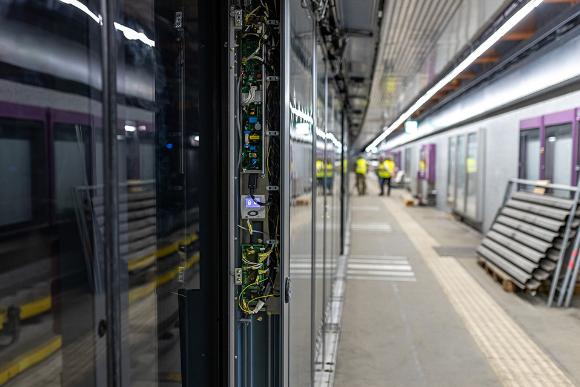 Innenleben einer Bahnsteigtür mit vielen Kabeln