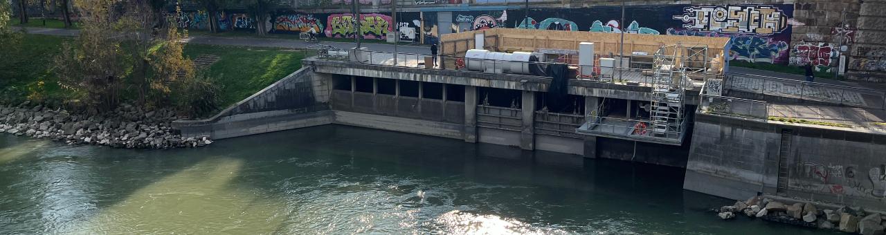 Blick auf die Mündung des Alserbachkanals in den Donaukanal darüber die U4 Baustelle