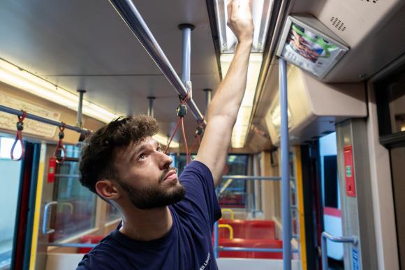 Wiener Linien Mitarbeiter montiert neue LEDs in der U-Bahn