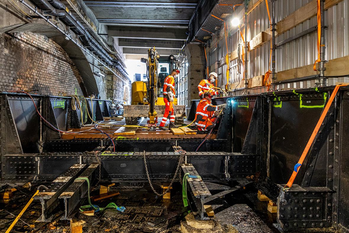 Arbeiter zerschneiden die alte Stahlbrücke in Einzelteile