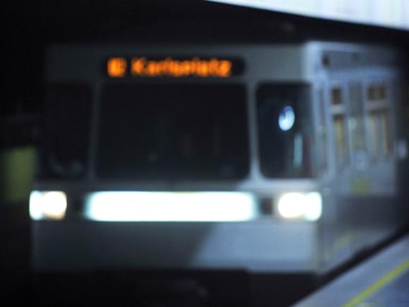 ein Ubahn Zug mit dem Zielschild U2 Karlsplatz