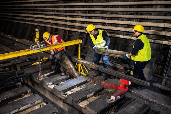 Arbeiter im U1 Tunnel bei Aufräumarbeiten nach dem Brand