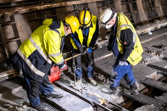 drei Arbeiter im U1 Tunnel nach dem Brand