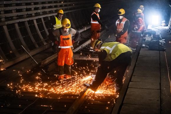 Arbeiter beim Schweißen im U1 Tunnel nach dem Brand