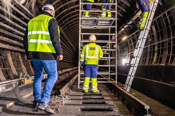 Arbeiter im U1 Tunnel nach dem Brand 