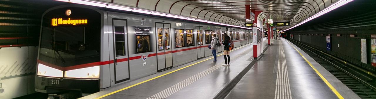 Zug der U1 Richtung Alaudagasse in der Station Taubstummengasse