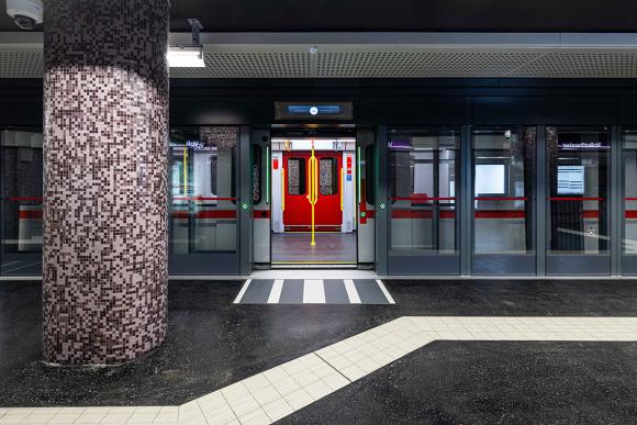 Neue Bahnsteigtüren in einer modernisierten Station der U2 Stammstrecke