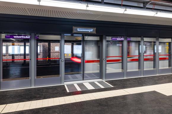 Neue Bahnsteigtüren in einer modernisierten Station der U2 Stammstrecke