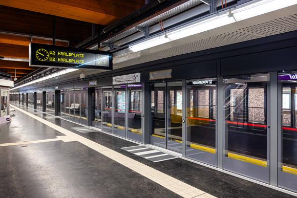 Neue Bahnsteigtüren in einer modernisierten Station der U2 Stammstrecke