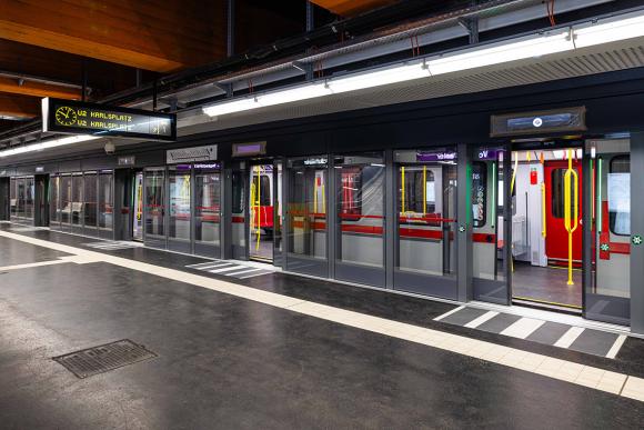 Neue Bahnsteigtüren in einer modernisierten Station der U2 Stammstrecke