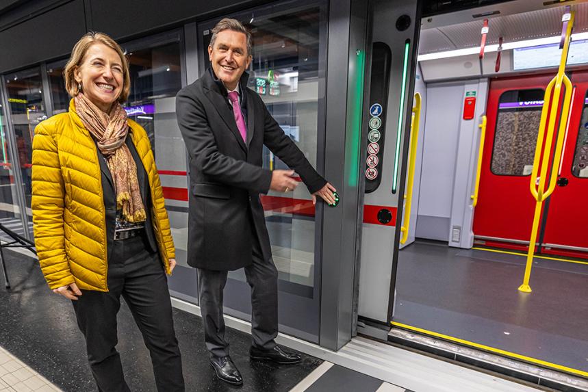 Gudrun Senk und Peter Hanke vor einer geöffneten Bahnsteigtüren in einer U2-Station