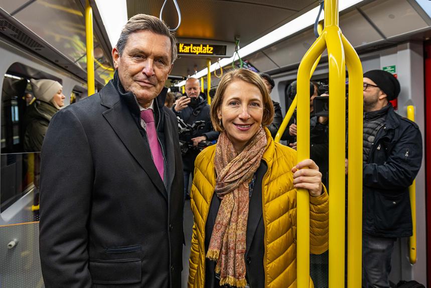 Peter Hanke und Gudrun Senk mit den neuen Bahnsteigtüren in einer U2-Station