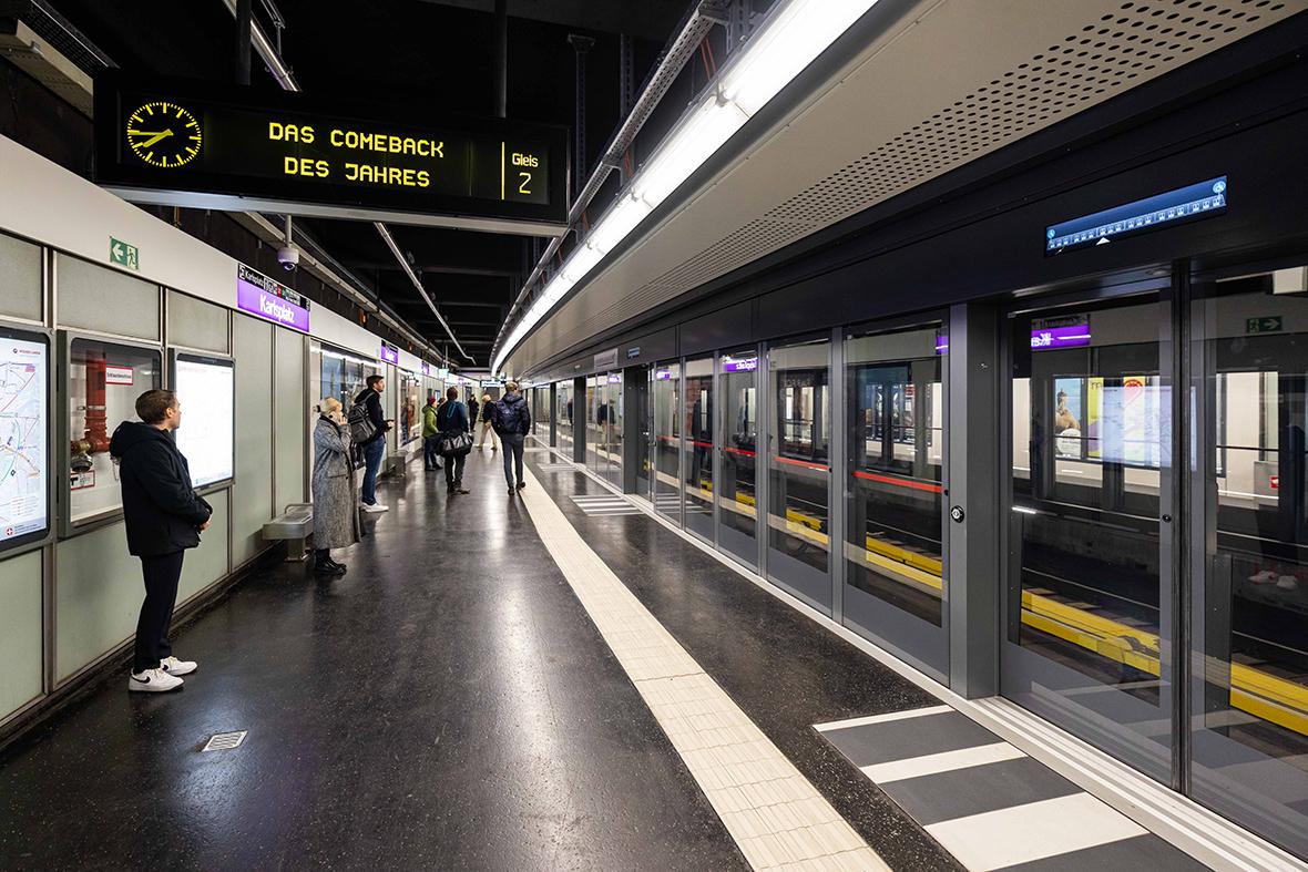 Platform in the Karlsplatz station of the modernised U2 line with platform screen doors